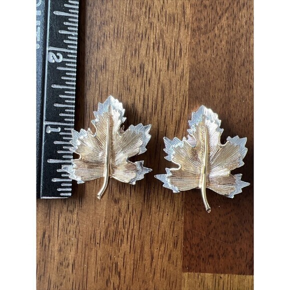 Pair Of Gold/Silver Tone Maple Leaf ClipOn Earrings And Matching Lapel Pin - Picture 7 of 8